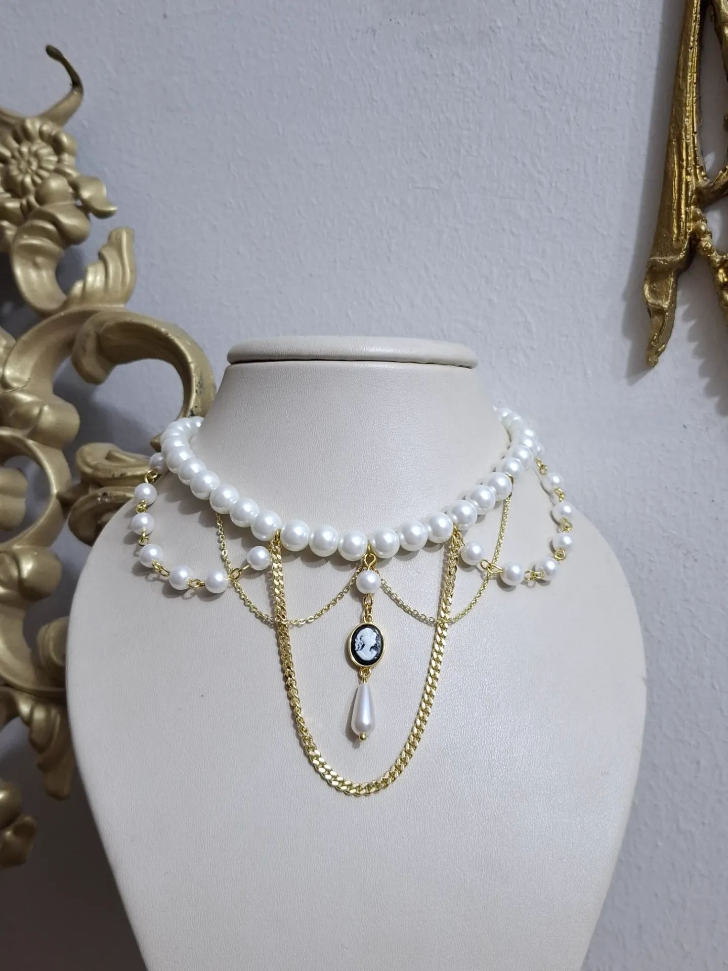 The Victorian Cameo necklace