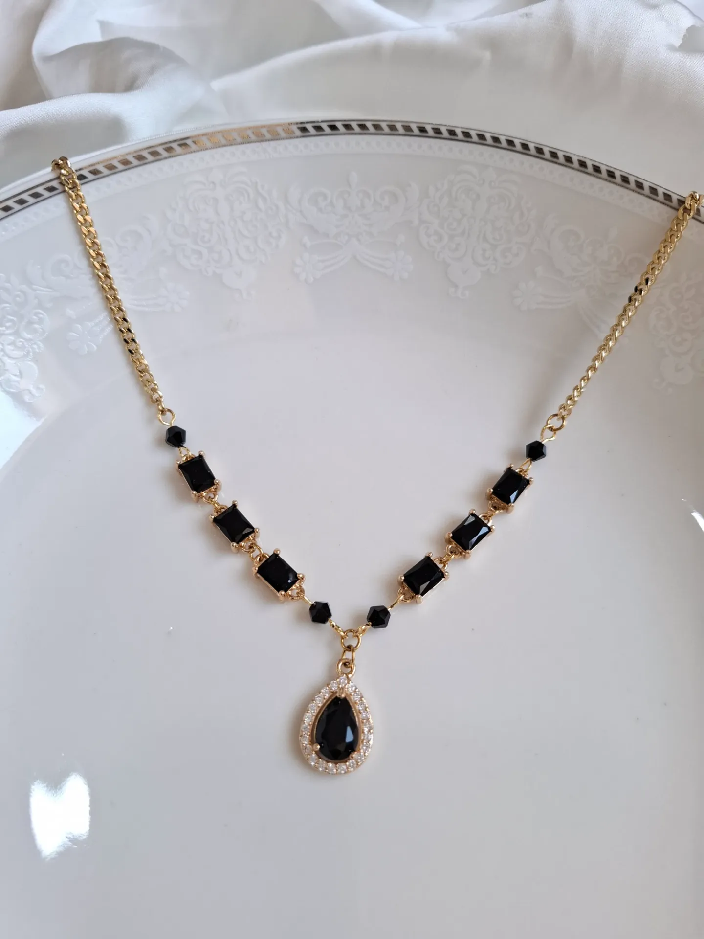 Noir Dewdrop necklace