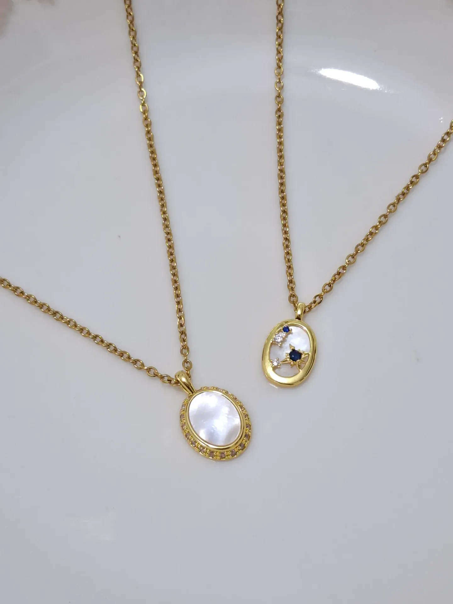 Simple golden necklace