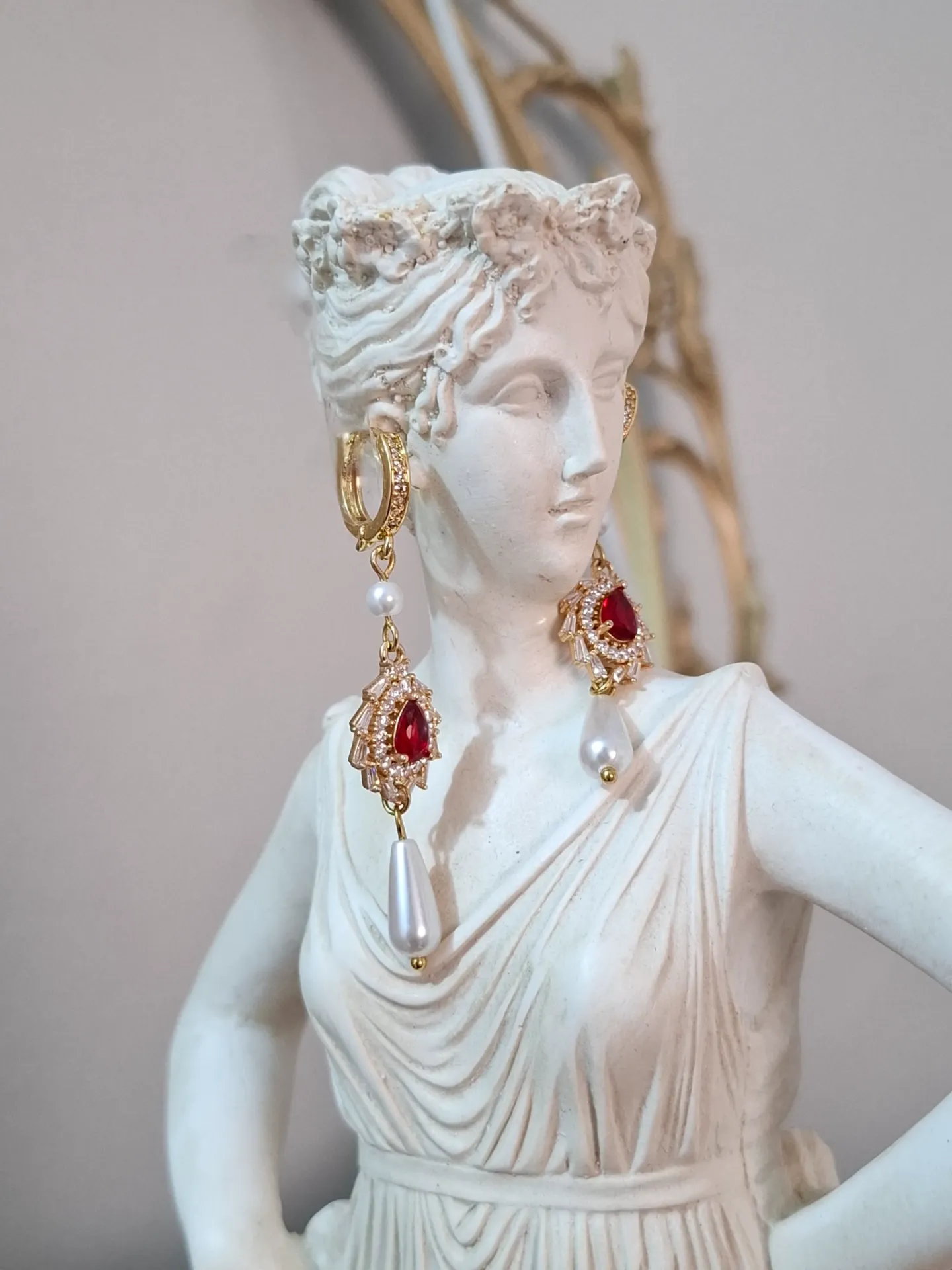 Red crystals earrings